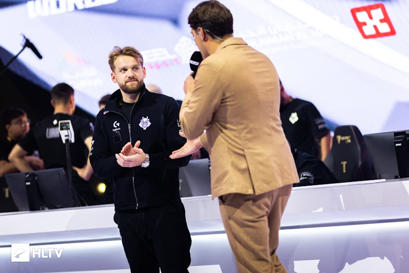 赌场里的“眯牌”仪式：为什么这种互动感会加强玩家的控制错觉？（赌场中的“眯牌”习俗：参与感为何会加剧玩家的控制错觉？）